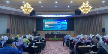 Sekda Iwan Mustapa saat menjadi keynote speaker pada kegiatan Bimbingan Teknis Pengendalian dan Evaluasi Pembangunan Daerah yang digelar di Aryaduta Hotel Manado, Selasa (13/10/2026).