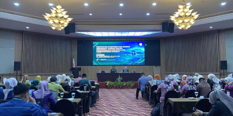 Sekda Iwan Mustapa saat menjadi keynote speaker pada kegiatan Bimbingan Teknis Pengendalian dan Evaluasi Pembangunan Daerah yang digelar di Aryaduta Hotel Manado, Selasa (13/10/2026).