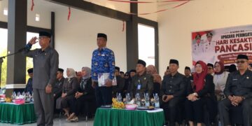 Aznan Nadjamudin saat menjadi Pembina Upacara Peringatan Hari Kesaktian Pancasila tingkat Kabupaten Bone Bolango yang digelar di Lapangan Alun-Alun, Kamis (1/10/2026).