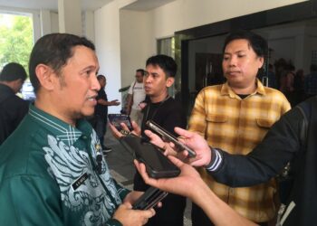 Abdul Halim Katilie saat diwawancarai usai menerima kunjungan kerja Pemerintah Provinsi Gorontalo dan Kejaksaan Tinggi Gorontalo dalam rangka Sosialisasi, Pendataan dan Verifikasi Potensi Pendapatan Daerah di Ruang Rapat Bupati, Kamis (1/10/2026).