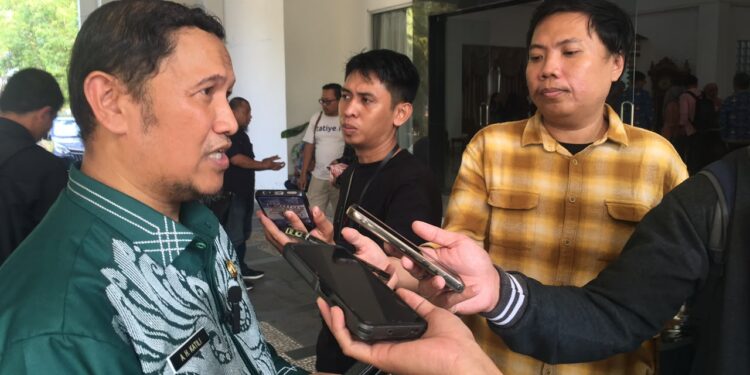 Abdul Halim Katilie saat diwawancarai usai menerima kunjungan kerja Pemerintah Provinsi Gorontalo dan Kejaksaan Tinggi Gorontalo dalam rangka Sosialisasi, Pendataan dan Verifikasi Potensi Pendapatan Daerah di Ruang Rapat Bupati, Kamis (1/10/2026).