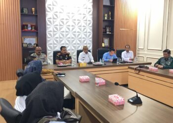 Bupati Bone Bolango, Ismet Mile saat menerima Kunjungan Kerja Pemerintah Provinsi Gorontalo dan Kejaksaan Tinggi Gorontalo dalam rangka Sosialisasi, Pendataan, dan Verifikasi tentang Potensi Pendapatan Daerah yang berlangsung di Ruang Rapat Bupati, Kamis (1/10/2026)