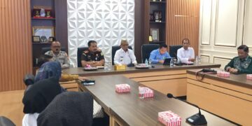 Bupati Bone Bolango, Ismet Mile saat menerima Kunjungan Kerja Pemerintah Provinsi Gorontalo dan Kejaksaan Tinggi Gorontalo dalam rangka Sosialisasi, Pendataan, dan Verifikasi tentang Potensi Pendapatan Daerah yang berlangsung di Ruang Rapat Bupati, Kamis (1/10/2026)