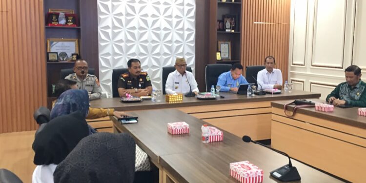 Bupati Bone Bolango, Ismet Mile saat menerima Kunjungan Kerja Pemerintah Provinsi Gorontalo dan Kejaksaan Tinggi Gorontalo dalam rangka Sosialisasi, Pendataan, dan Verifikasi tentang Potensi Pendapatan Daerah yang berlangsung di Ruang Rapat Bupati, Kamis (1/10/2026)