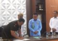 Kepala Kejaksaan Negeri Bone Bolango, Feddy Hantyo Nugroho saat menandatangani Perjanjian Kerja Sama Optimalisasi Pendapatan Asli Daerah di Bone Bolango. (F. Onal/Prokopim)