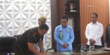 Kepala Kejaksaan Negeri Bone Bolango, Feddy Hantyo Nugroho saat menandatangani Perjanjian Kerja Sama Optimalisasi Pendapatan Asli Daerah di Bone Bolango. (F. Onal/Prokopim)