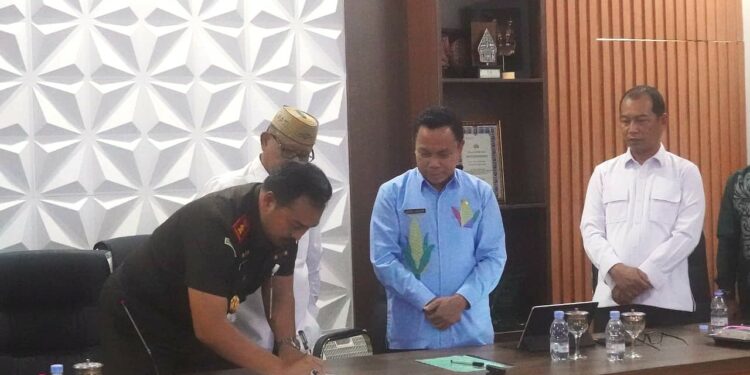 Kepala Kejaksaan Negeri Bone Bolango, Feddy Hantyo Nugroho saat menandatangani Perjanjian Kerja Sama Optimalisasi Pendapatan Asli Daerah di Bone Bolango. (F. Onal/Prokopim)