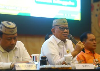 Bupati Ismet Mile saat membuka Bimbingan Teknis Pengelolaan Bantuan Dana Operasional Satuan Pendidikan Tahun 2026 jenjang SMP di Hotel Aston Kota Gorontalo, Kamis (1/10/2026). (F.Yudi/Prokopim)