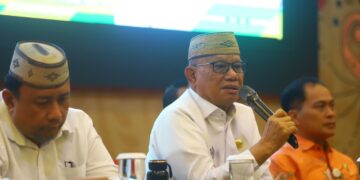 Bupati Ismet Mile saat membuka Bimbingan Teknis Pengelolaan Bantuan Dana Operasional Satuan Pendidikan Tahun 2026 jenjang SMP di Hotel Aston Kota Gorontalo, Kamis (1/10/2026). (F.Yudi/Prokopim)