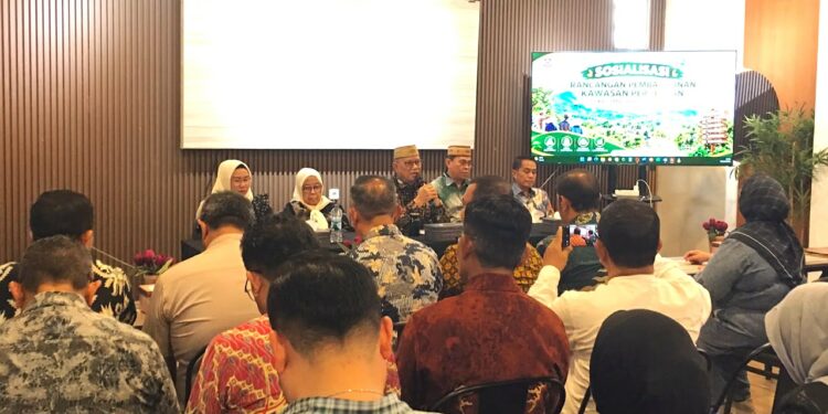 Bupati Bone Bolango Ismet Mile didampingi Sekda Bone Bolango Iwan Mustapa, Ketua TP PKK Bone Bolango Ruwaida Ismet Mile, Kepala Bappeda Litbang Sri Mulyani Lalijo saat membuka Sosialisasi Rencana Pembangunan Kawasan Perdesaan yang dihadiri jajaran OPD dan unsur terkait. di Naffil Cafe dan Resto, Jumat (2/10/2026).