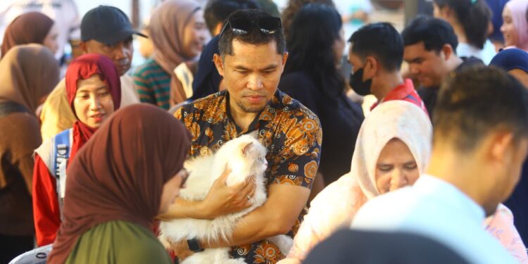 Vaksinasi Rabies dan Pemeriksaan Kesehatan Gratis dalam rangka Hari Karantina ke-149 yang digelar di Kawasan Danau Perintis, Bone Bolango, Jumat (2/10/2026). (F.Yudi/Prokopim)