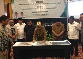Ismet Mile didampingi Wabup Risman Tolingguhu, Ketua DPRD Faisal Yunus dan Sekretaris Daerah Iwan Mustapa saat menghadiri Focus Group Discussion (FGD) RDTR Penyepakatan Delineasi dan Penjaringan Isu Kewilayahan serta KP 1 Kajian Lingkungan Hidup Strategis (KLHS) Penjaringan Isu Pembangunan Berkelanjutan di Grand Q Hotel Kota Gorontalo, Senin (5/10/2026).