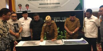 Ismet Mile didampingi Wabup Risman Tolingguhu, Ketua DPRD Faisal Yunus dan Sekretaris Daerah Iwan Mustapa saat menghadiri Focus Group Discussion (FGD) RDTR Penyepakatan Delineasi dan Penjaringan Isu Kewilayahan serta KP 1 Kajian Lingkungan Hidup Strategis (KLHS) Penjaringan Isu Pembangunan Berkelanjutan di Grand Q Hotel Kota Gorontalo, Senin (5/10/2026).