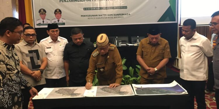 Ismet Mile didampingi Wabup Risman Tolingguhu, Ketua DPRD Faisal Yunus dan Sekretaris Daerah Iwan Mustapa saat menghadiri Focus Group Discussion (FGD) RDTR Penyepakatan Delineasi dan Penjaringan Isu Kewilayahan serta KP 1 Kajian Lingkungan Hidup Strategis (KLHS) Penjaringan Isu Pembangunan Berkelanjutan di Grand Q Hotel Kota Gorontalo, Senin (5/10/2026).