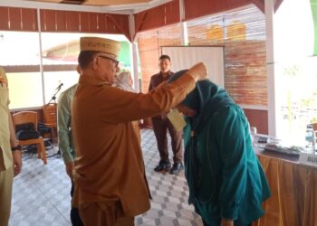 Bupati Bone Bolango Ismet Mile saat menghadiri Bimbingan Teknis Peningkatan Pengetahuan dan Keterampilan Perempuan dalam Pengelolaan UMKM Menuju Kemandirian di Villa Pasir Panjang, Kecamatan Kabila Bone, Selasa (6/10/2026). (F.Sandi/Diskominfo)