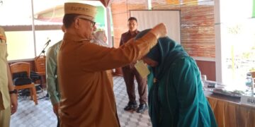 Bupati Bone Bolango Ismet Mile saat menghadiri Bimbingan Teknis Peningkatan Pengetahuan dan Keterampilan Perempuan dalam Pengelolaan UMKM Menuju Kemandirian di Villa Pasir Panjang, Kecamatan Kabila Bone, Selasa (6/10/2026). (F.Sandi/Diskominfo)