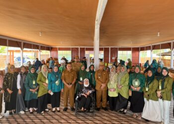 Ruwaida saat menghadiri Bimbingan Teknis Peningkatan Pengetahuan dan Keterampilan Perempuan dalam Pengelolaan UMKM Menuju Kemandirian di Villa Pasir Panjang, Kecamatan Kabila Bone, Selasa (6/10/2026).