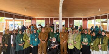 Ruwaida saat menghadiri Bimbingan Teknis Peningkatan Pengetahuan dan Keterampilan Perempuan dalam Pengelolaan UMKM Menuju Kemandirian di Villa Pasir Panjang, Kecamatan Kabila Bone, Selasa (6/10/2026).