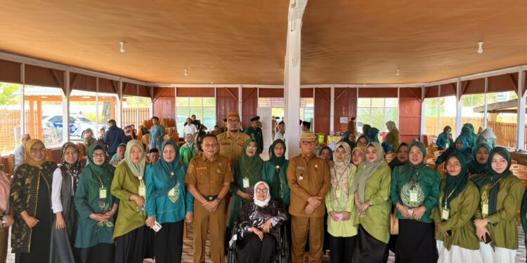 Ruwaida saat menghadiri Bimbingan Teknis Peningkatan Pengetahuan dan Keterampilan Perempuan dalam Pengelolaan UMKM Menuju Kemandirian di Villa Pasir Panjang, Kecamatan Kabila Bone, Selasa (6/10/2026).