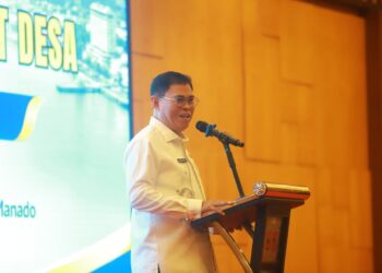 Sekda Iwan Mustapa saat menghadiri kegiatan Peningkatan Kapasitas Pengelola Keuangan dan Aset Desa se-Kabupaten Bone Bolango di Swiss-Belhotel Maleosan, Manado, Senin (12/10/2026). (F. Onal/Prokopim)