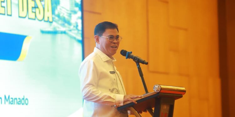 Sekda Iwan Mustapa saat menghadiri kegiatan Peningkatan Kapasitas Pengelola Keuangan dan Aset Desa se-Kabupaten Bone Bolango di Swiss-Belhotel Maleosan, Manado, Senin (12/10/2026). (F. Onal/Prokopim)