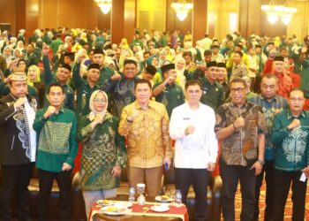 Sekda Iwan Mustapa saat menghadiri kegiatan Peningkatan Kapasitas Pengelola Keuangan dan Aset Desa se-Kabupaten Bone Bolango di Swiss-Belhotel Maleosan, Manado, Senin (12/10/2026). (F. Onal/Prokopim)