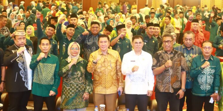 Sekda Iwan Mustapa saat menghadiri kegiatan Peningkatan Kapasitas Pengelola Keuangan dan Aset Desa se-Kabupaten Bone Bolango di Swiss-Belhotel Maleosan, Manado, Senin (12/10/2026). (F. Onal/Prokopim)