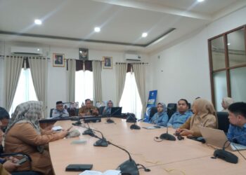 Asisten III Bidang Administrasi Umum dan Keuangan Setda Kabupaten Bone Bolango, Ichsan Budiman Wantogia, saat memimpin entry meeting Pelaksanaan Pengawasan Penyelenggaraan Pemerintahan Daerah se-Provinsi Gorontalo di Kabupaten Bone Bolango bersama Inspektorat Provinsi Gorontalo, Selasa (13/10/2026). (F. Sandi/Diskominfo)