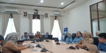 Asisten III Bidang Administrasi Umum dan Keuangan Setda Kabupaten Bone Bolango, Ichsan Budiman Wantogia, saat memimpin entry meeting Pelaksanaan Pengawasan Penyelenggaraan Pemerintahan Daerah se-Provinsi Gorontalo di Kabupaten Bone Bolango bersama Inspektorat Provinsi Gorontalo, Selasa (13/10/2026). (F. Sandi/Diskominfo)