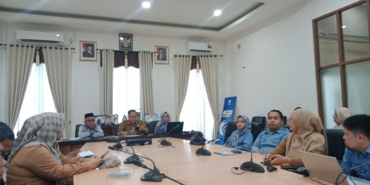 Asisten III Bidang Administrasi Umum dan Keuangan Setda Kabupaten Bone Bolango, Ichsan Budiman Wantogia, saat memimpin entry meeting Pelaksanaan Pengawasan Penyelenggaraan Pemerintahan Daerah se-Provinsi Gorontalo di Kabupaten Bone Bolango bersama Inspektorat Provinsi Gorontalo, Selasa (13/10/2026). (F. Sandi/Diskominfo)