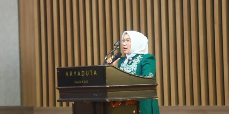 Kepala Bappeda Litbang Kabupaten Bone Bolango, Sri Mulyani Lalijo, pada kegiatan Bimbingan Teknis Pengendalian dan Evaluasi Pembangunan Daerah di Aryaduta Hotel Manado, Selasa (13/10/2026). (F. Onal/Prokopim)