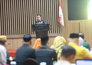 Analis Kebijakan Ahli Madya sekaligus Koordinator Substansi Pengendalian dan Evaluasi pada Direktorat Perencanaan, Evaluasi dan Informasi Pembangunan Daerah, Ditjen Bina Pembangunan Daerah Kementerian Dalam Negeri, Sofyan pada Bimbingan Teknis Pengendalian dan Evaluasi Pembangunan Daerah yang dilaksanakan Bappeda Litbang Bone Bolango di Aryaduta Hotel Manado, Selasa (13/10/2026). (F. Onal/Prokopim)