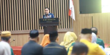 Analis Kebijakan Ahli Madya sekaligus Koordinator Substansi Pengendalian dan Evaluasi pada Direktorat Perencanaan, Evaluasi dan Informasi Pembangunan Daerah, Ditjen Bina Pembangunan Daerah Kementerian Dalam Negeri, Sofyan pada Bimbingan Teknis Pengendalian dan Evaluasi Pembangunan Daerah yang dilaksanakan Bappeda Litbang Bone Bolango di Aryaduta Hotel Manado, Selasa (13/10/2026). (F. Onal/Prokopim)