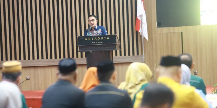 Analis Kebijakan Ahli Madya sekaligus Koordinator Substansi Pengendalian dan Evaluasi pada Direktorat Perencanaan, Evaluasi dan Informasi Pembangunan Daerah, Ditjen Bina Pembangunan Daerah Kementerian Dalam Negeri, Sofyan pada Bimbingan Teknis Pengendalian dan Evaluasi Pembangunan Daerah yang dilaksanakan Bappeda Litbang Bone Bolango di Aryaduta Hotel Manado, Selasa (13/10/2026). (F. Onal/Prokopim)