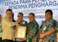 Asisten III Bidang Administrasi Umum dan Keuangan Setda Bone Bolango, Ichsan Budiman Wantogia saat mewakili Bupati Ismet Mile pada penerimaan penghargaan Lomba Desa Pangan Aman Regional Timur di Aula Gedung Bhinneka Tunggal Ika BPOM, Jakarta Pusat, Selasa (20/10/2026).
