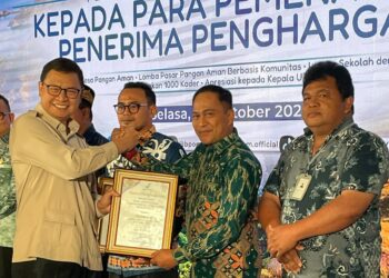 Asisten III Bidang Administrasi Umum dan Keuangan Setda Bone Bolango, Ichsan Budiman Wantogia saat mewakili Bupati Ismet Mile pada penerimaan penghargaan Lomba Desa Pangan Aman Regional Timur di Aula Gedung Bhinneka Tunggal Ika BPOM, Jakarta Pusat, Selasa (20/10/2026).