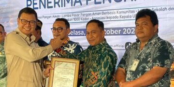 Asisten III Bidang Administrasi Umum dan Keuangan Setda Bone Bolango, Ichsan Budiman Wantogia saat mewakili Bupati Ismet Mile pada penerimaan penghargaan Lomba Desa Pangan Aman Regional Timur di Aula Gedung Bhinneka Tunggal Ika BPOM, Jakarta Pusat, Selasa (20/10/2026).