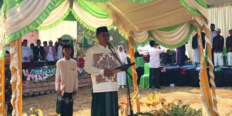 Sekda Iwan Mustapa saat menghadiri Peringatan Hari Santri Nasional 2026 di Pondok Pesantren Khairul Hikmah, Desa Longalo, Kecamatan Bulango Utara, Kamis (22/10/2026). (F. Indra/Diskominfo)