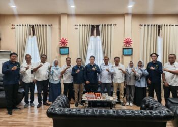 Audiensi Tim Direktorat Panas Bumi Kementerian ESDM yang dipimpin Inspektur Ahli Muda Panas Bumi, Joni Rahmatsyah dengan Sekretaris Daerah Bone Bolango, Iwan Mustapa, di ruang kerjanya, Rabu (21/10/2026).