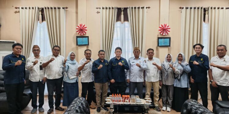 Audiensi Tim Direktorat Panas Bumi Kementerian ESDM yang dipimpin Inspektur Ahli Muda Panas Bumi, Joni Rahmatsyah dengan Sekretaris Daerah Bone Bolango, Iwan Mustapa, di ruang kerjanya, Rabu (21/10/2026).