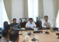 Sekretaris Daerah Bone Bolango, Iwan Mustapa, saat melakukan audiens bersama Deputi Kepala Perwakilan Bank Indonesia Provinsi Gorontalo, M. Andi Destriyan, dan jajaran di Ruang Rapat Sekda, Jumat (23/10/2026). (F. Yudi/Prokopim)