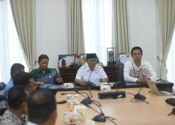 Sekretaris Daerah Bone Bolango, Iwan Mustapa, saat melakukan audiens bersama Deputi Kepala Perwakilan Bank Indonesia Provinsi Gorontalo, M. Andi Destriyan, dan jajaran di Ruang Rapat Sekda, Jumat (23/10/2026). (F. Yudi/Prokopim)