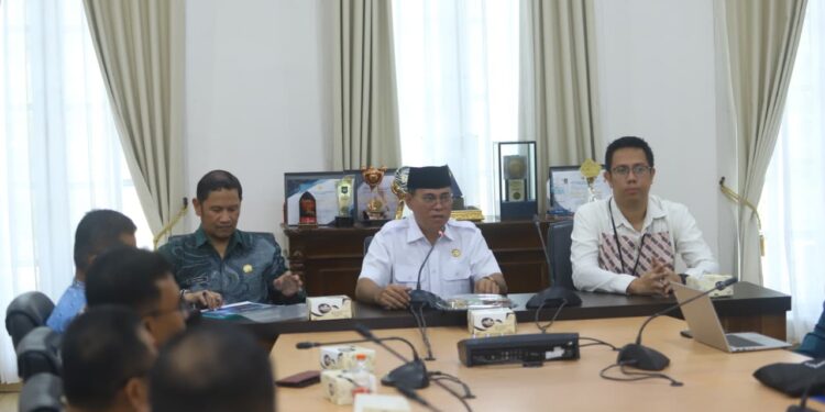Sekretaris Daerah Bone Bolango, Iwan Mustapa, saat melakukan audiens bersama Deputi Kepala Perwakilan Bank Indonesia Provinsi Gorontalo, M. Andi Destriyan, dan jajaran di Ruang Rapat Sekda, Jumat (23/10/2026). (F. Yudi/Prokopim)