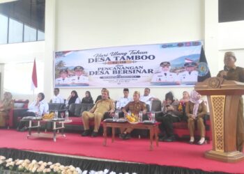 Sekretaris Daerah Bone Bolango, Iwan Mustapa saat menghadiri Peringatan HUT Desa Tamboo, Kecamatan Tilongkabila yang KE 118, Senin (26/10/2026). (F. Munifa/Diskominfo)
