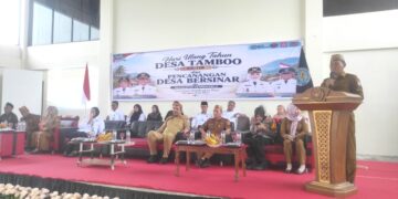 Sekretaris Daerah Bone Bolango, Iwan Mustapa saat menghadiri Peringatan HUT Desa Tamboo, Kecamatan Tilongkabila yang KE 118, Senin (26/10/2026). (F. Munifa/Diskominfo)