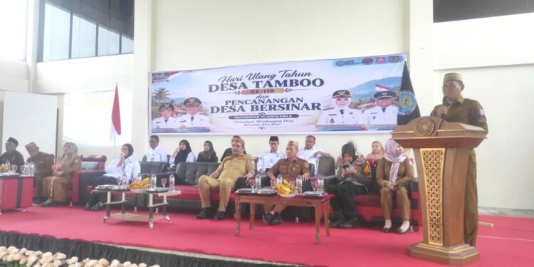 Sekretaris Daerah Bone Bolango, Iwan Mustapa saat menghadiri Peringatan HUT Desa Tamboo, Kecamatan Tilongkabila yang KE 118, Senin (26/10/2026). (F. Munifa/Diskominfo)