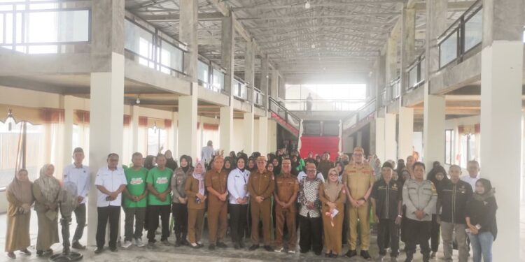 Sekretaris Daerah Bone Bolango, Iwan Mustapa saat menghadiri Pencanangan Desa Bersinar di Desa Tamboo, Kecamatan Tilongkabila, Senin (26/10/2026). (F. Munifa/Diskominfo)