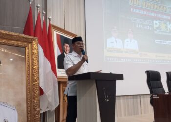 Sekda Iwan Mustapa saat menghadiri Sosialisasi dan Bimbingan Teknis yang dirangkaikan dengan peluncuran Pengelolaan Layanan Kepegawaian Terpadu Aparatur Sipil Negara (PAKET ASN) di Auditorium GIIS BKPSDM Provinsi Gorontalo, Jumat (23/10/2026). (F. Fauzi/Diskominfo)