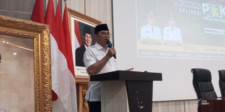 Sekda Iwan Mustapa saat menghadiri Sosialisasi dan Bimbingan Teknis yang dirangkaikan dengan peluncuran Pengelolaan Layanan Kepegawaian Terpadu Aparatur Sipil Negara (PAKET ASN) di Auditorium GIIS BKPSDM Provinsi Gorontalo, Jumat (23/10/2026). (F. Fauzi/Diskominfo)