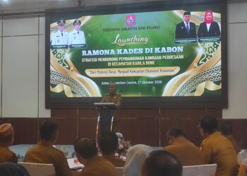 Bupati Bone Bolango Ismet Mile saat meluncurkan RAMONA KADES DI KABON (Strategi Mendorong Pembangunan di Perdesaan) di Kecamatan Kabila Bone yang dilaksanakan di Azlea Convention Centre, Selasa (27/10/2026). (F. Munifa/Diskominfo)